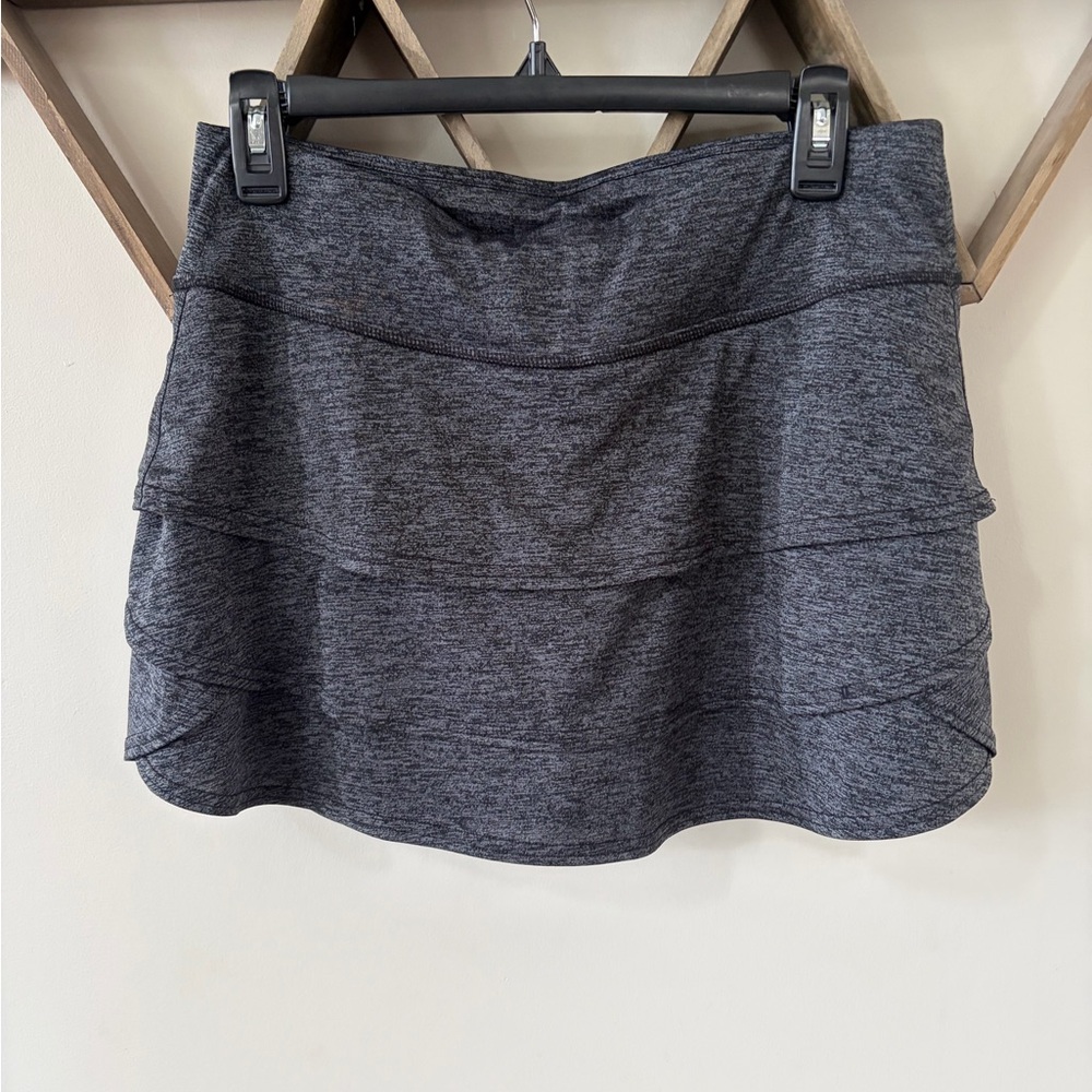 Be Inspired Heathered Gray Tiered Athletic Skort. Women’s size medium.